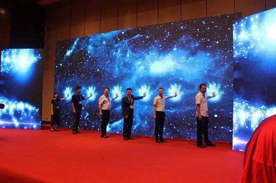 2025新奥精准版资料,揭秘2025新奥精准版资料，前沿科技与未来趋势的完美结合